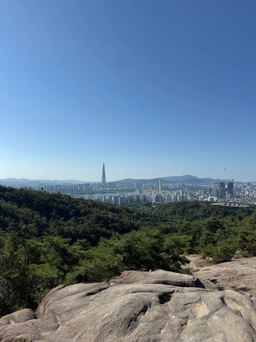 峨嵯山 — 岩場の向こうに広がる街並み