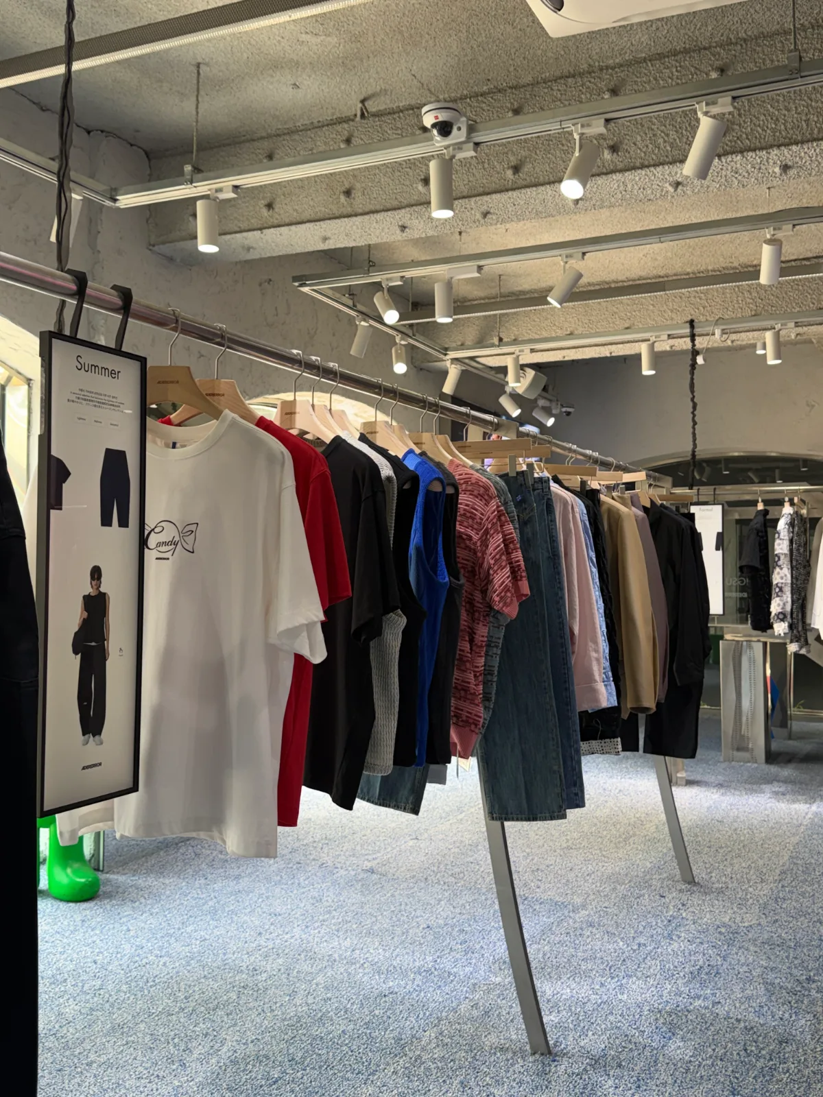 青い絨毯と衣服のラック