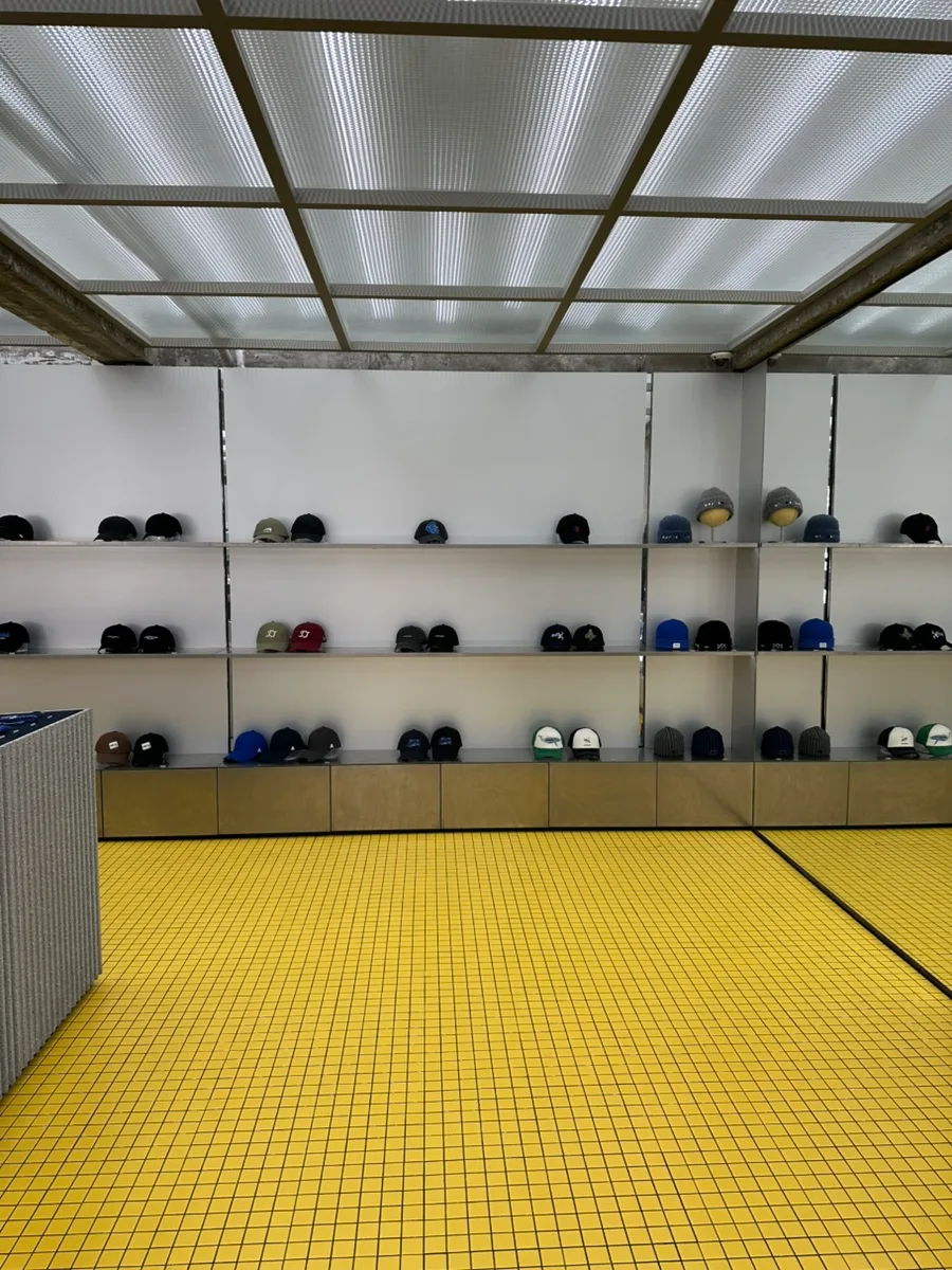 黄色い床と帽子の展示棚