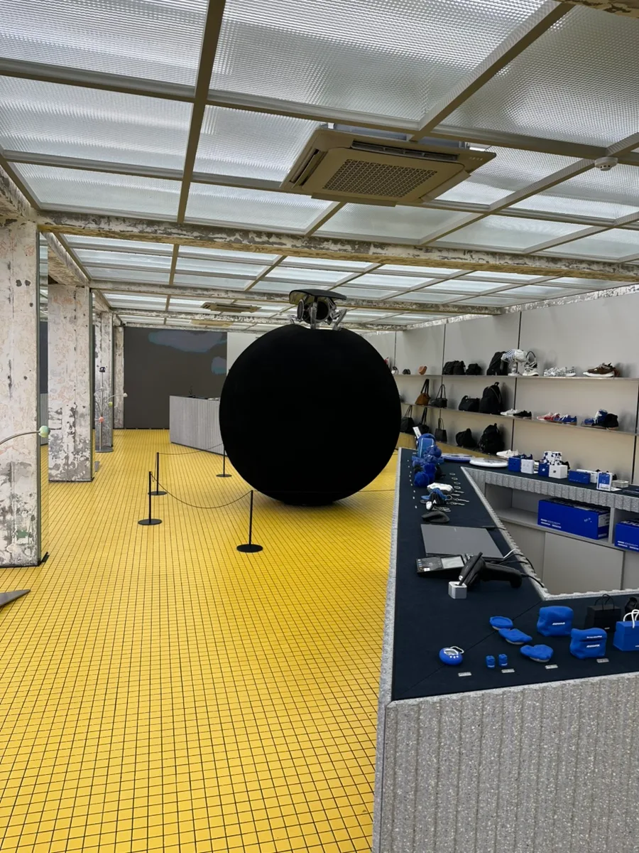 黄色い床と巨大な黒い球体