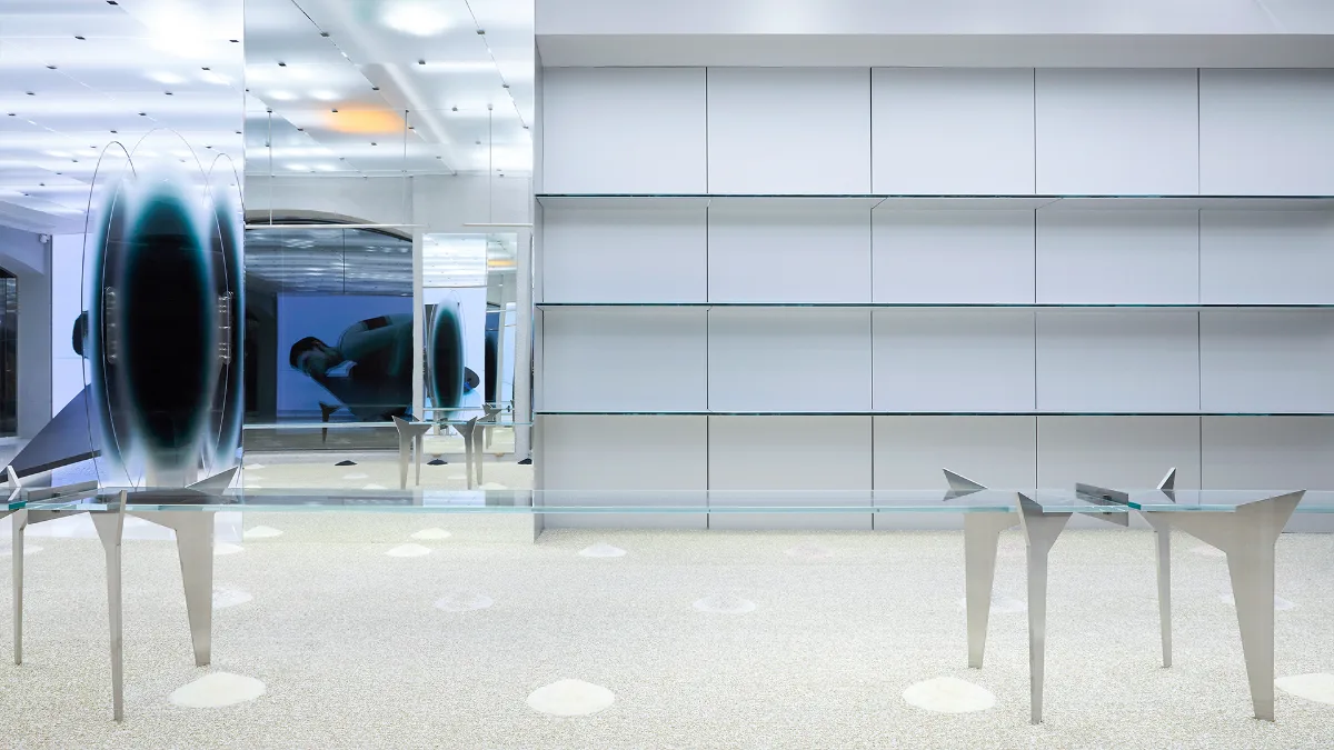 ADERERROR 聖水店 — 鏡とガラス什器の白い売場
