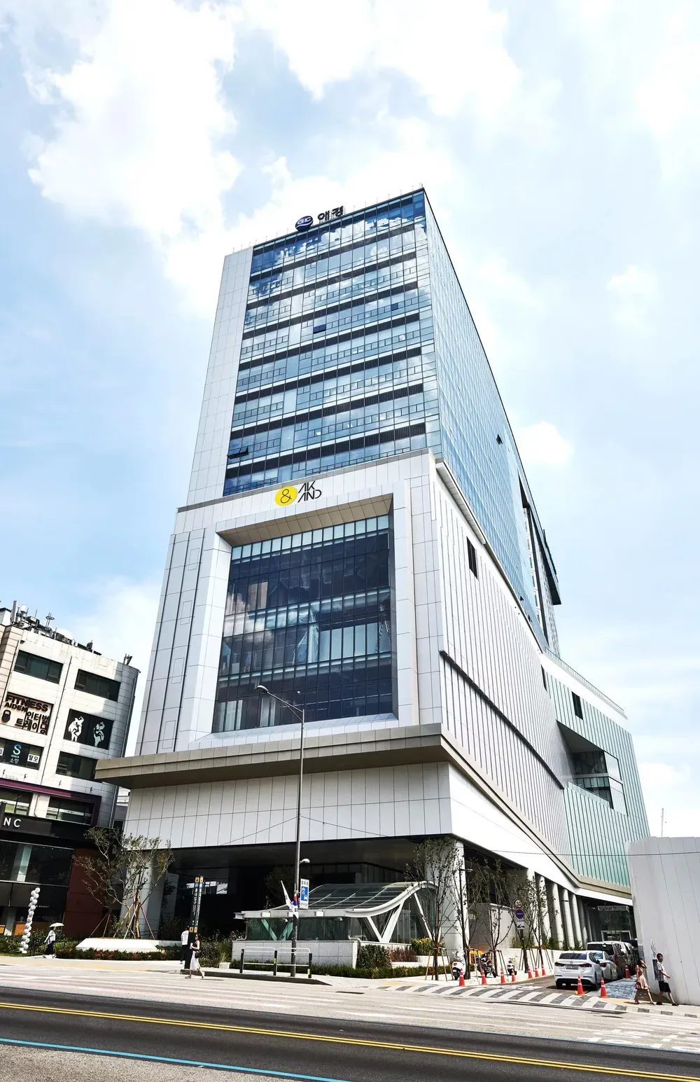 AK PLAZA 弘大店 — 青空にそびえるAKアンドビル
