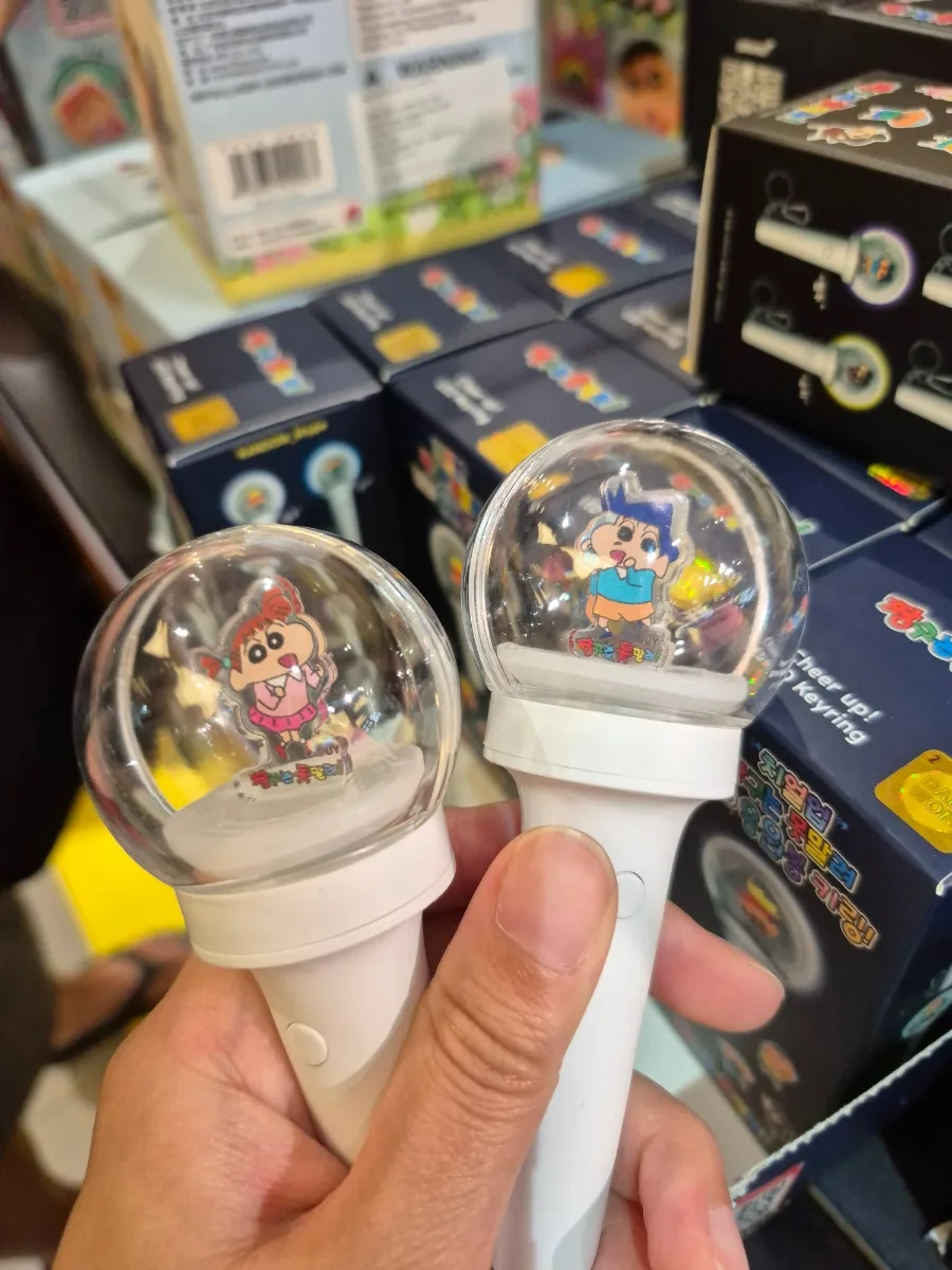 AK PLAZA 弘大店 — しんちゃんの光るキーホルダー