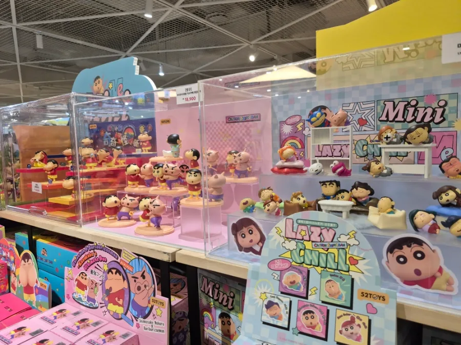 クレヨンしんちゃんの展示棚