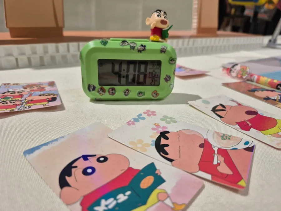 しんちゃん柄の時計とカード
