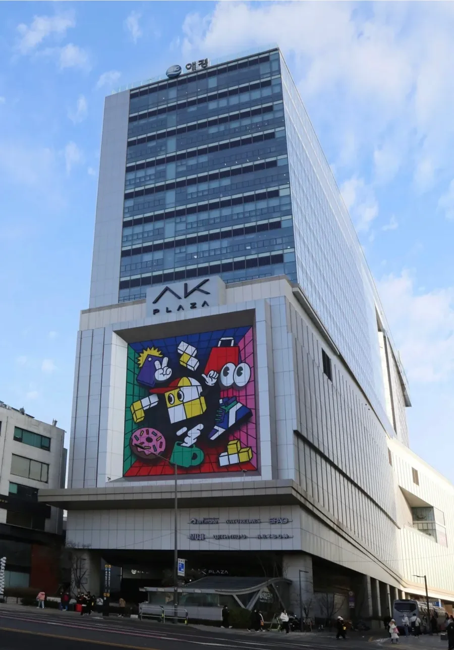 AK PLAZA 弘大店 — 壁画が彩るAKプラザの高層棟
