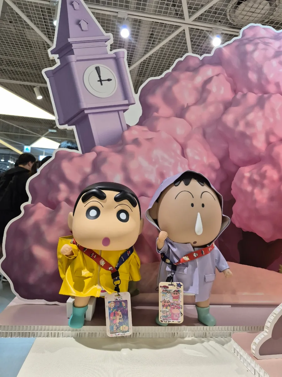 桃色の雲と二体の人形