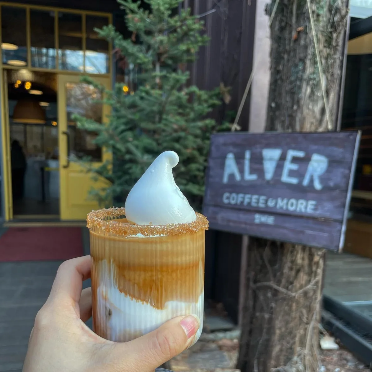 ALVER — ソフトクリームをのせたラテ