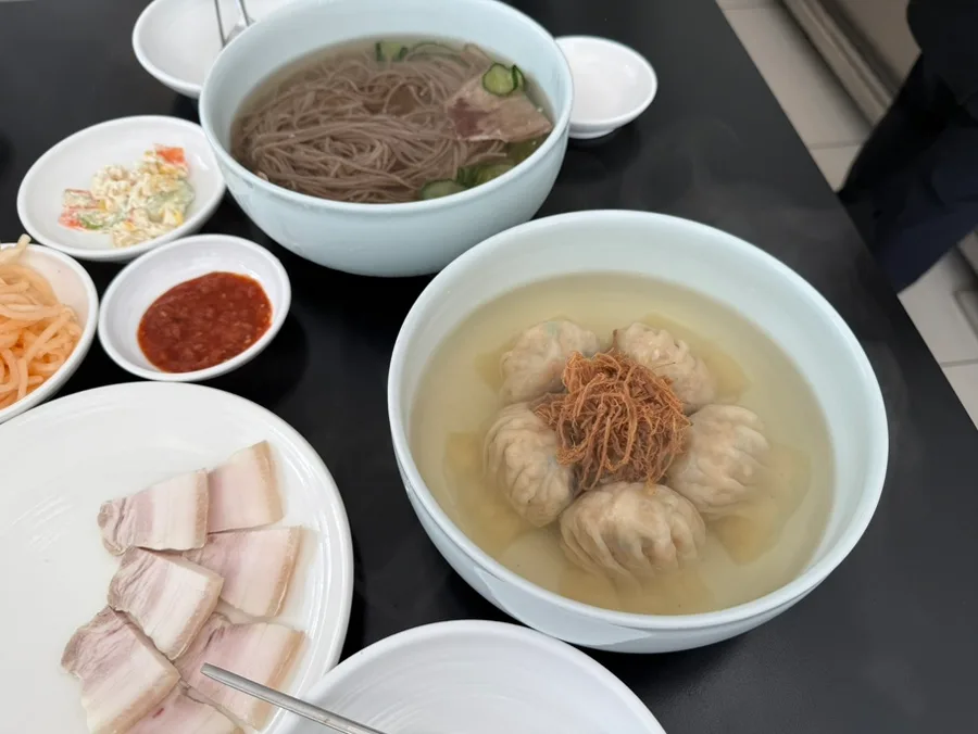 マンドゥと冷たい麺が並ぶ食卓
