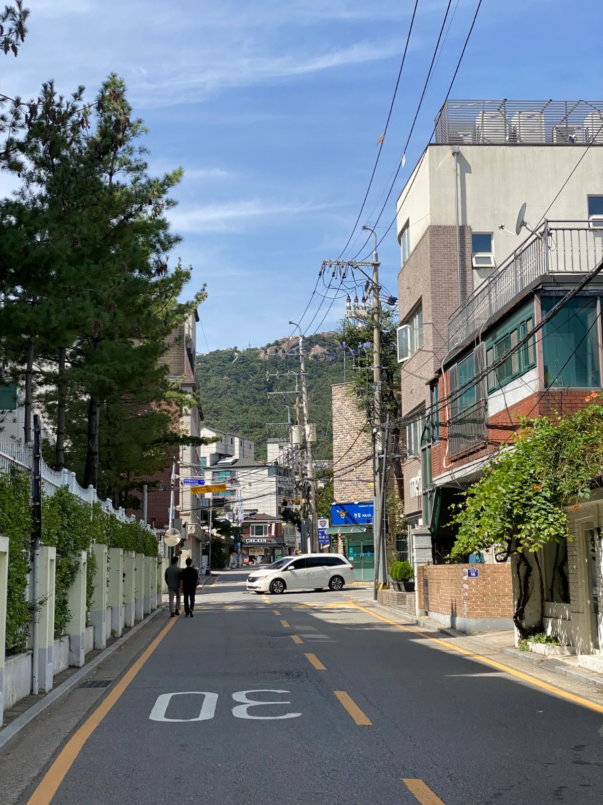 山並みへ続く住宅街の坂道