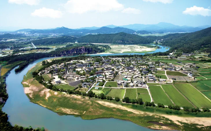 川に囲まれた河回村の全景