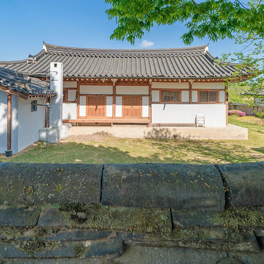 石垣と緑に囲まれた瓦屋根