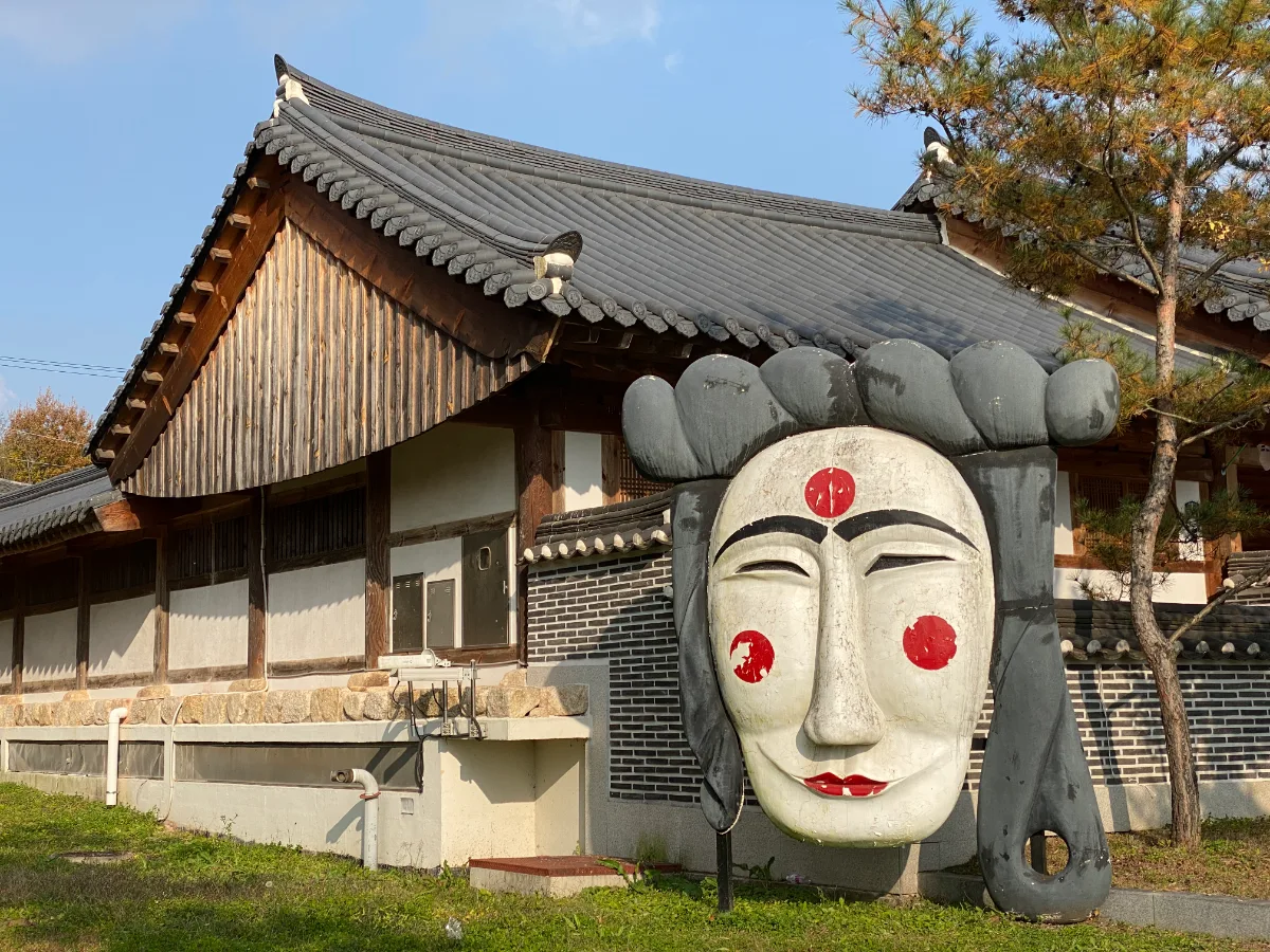 安東河回村 — 大きな白い仮面像と瓦屋根