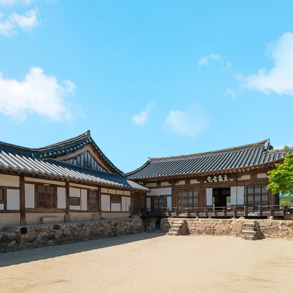 安東河回村 — 青空の下に建つ瓦屋根の古宅