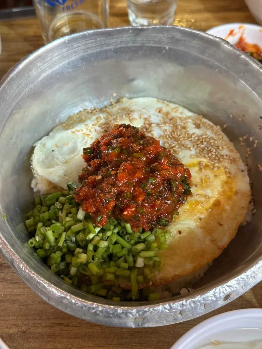 アンジュマウル — 卵と赤い薬味をのせたご飯