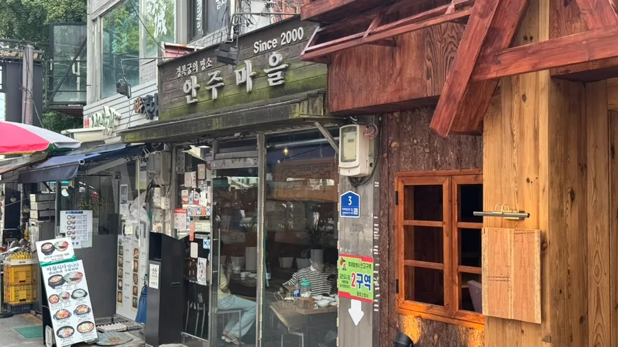路地に面したアンジュマウルの店先