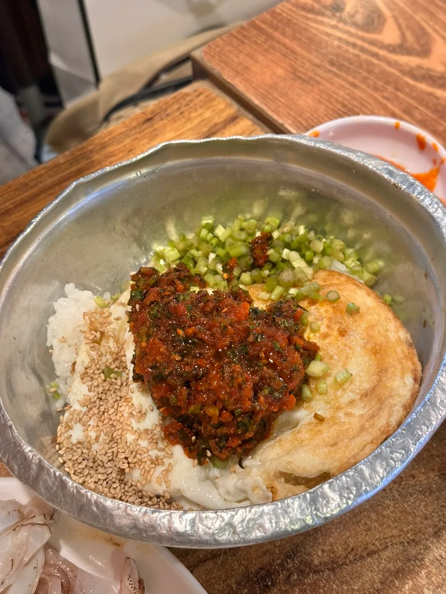 魚卵と目玉焼きをのせたご飯