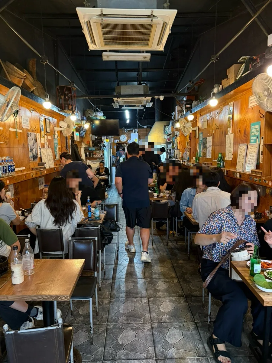木壁の細長い店内と客席