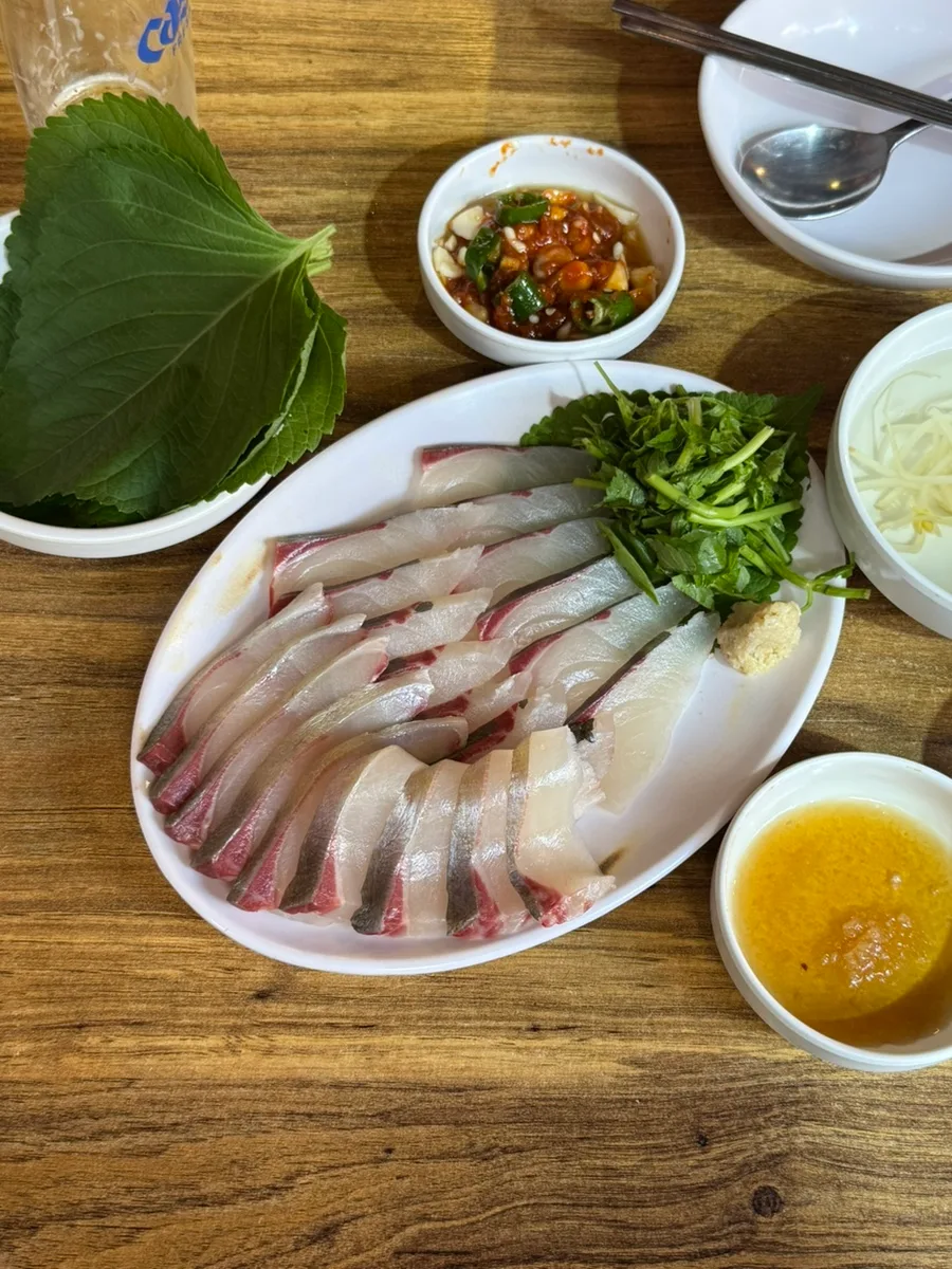 アンジュマウル — 刺身と薬味を盛った大皿