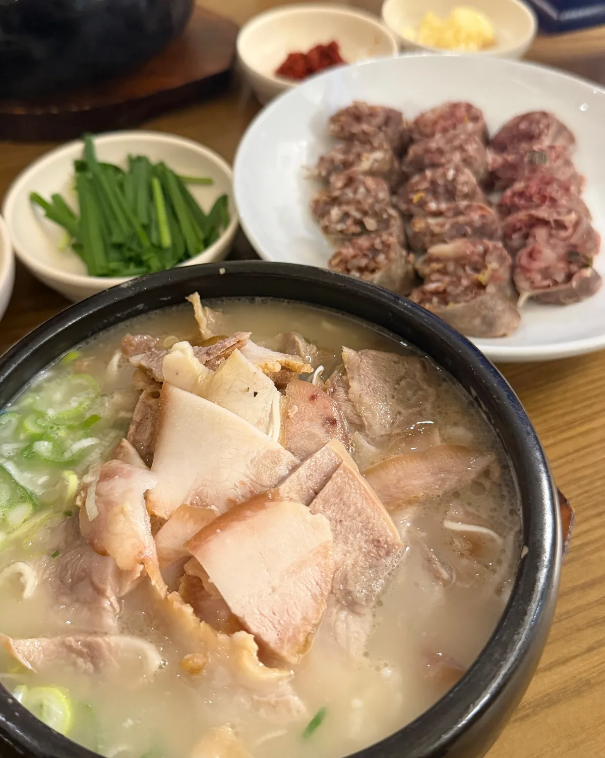 ANMOK 蚕室店 — 豚肉たっぷりのクッパとスンデ