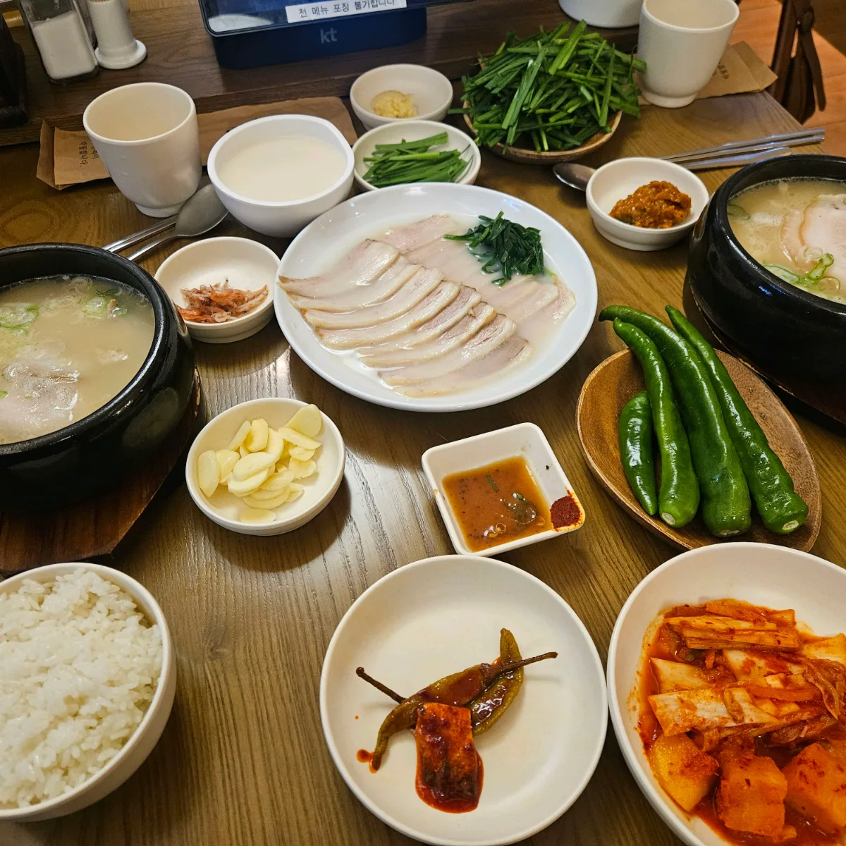 ANMOK 蚕室店 — クッパと茹で豚肉の食卓