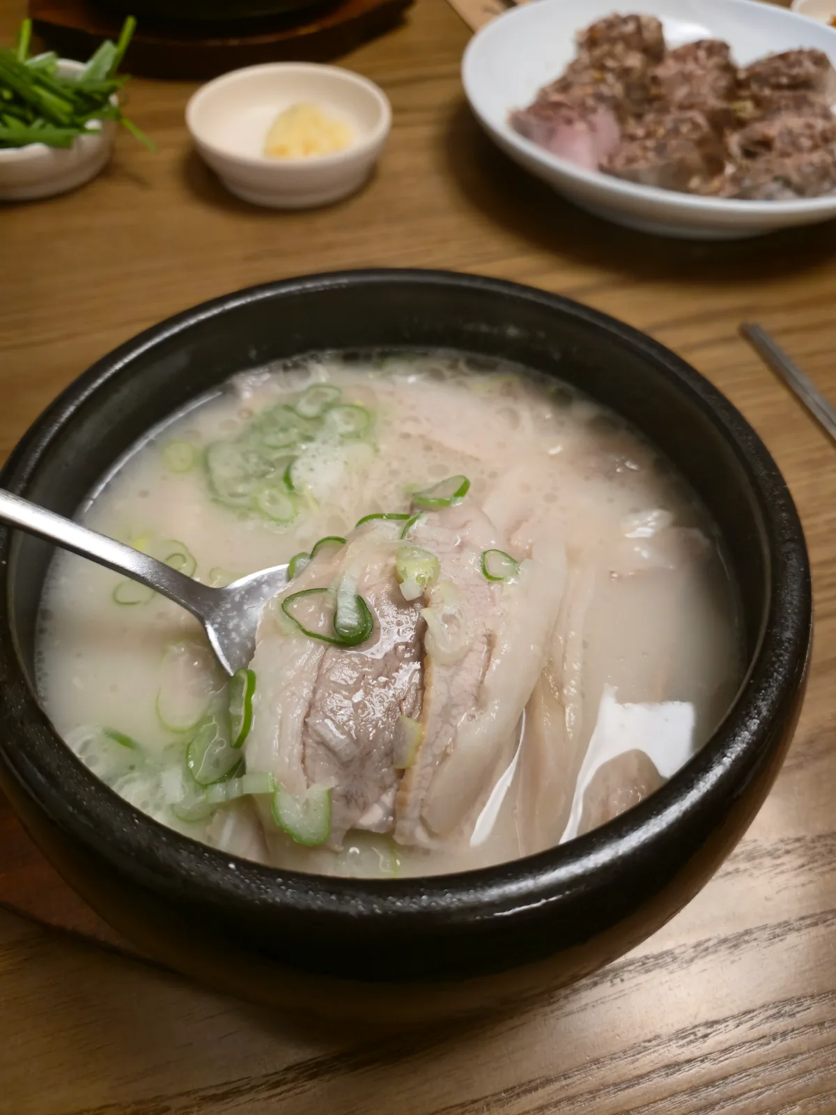 スプーンにのせたクッパの豚肉