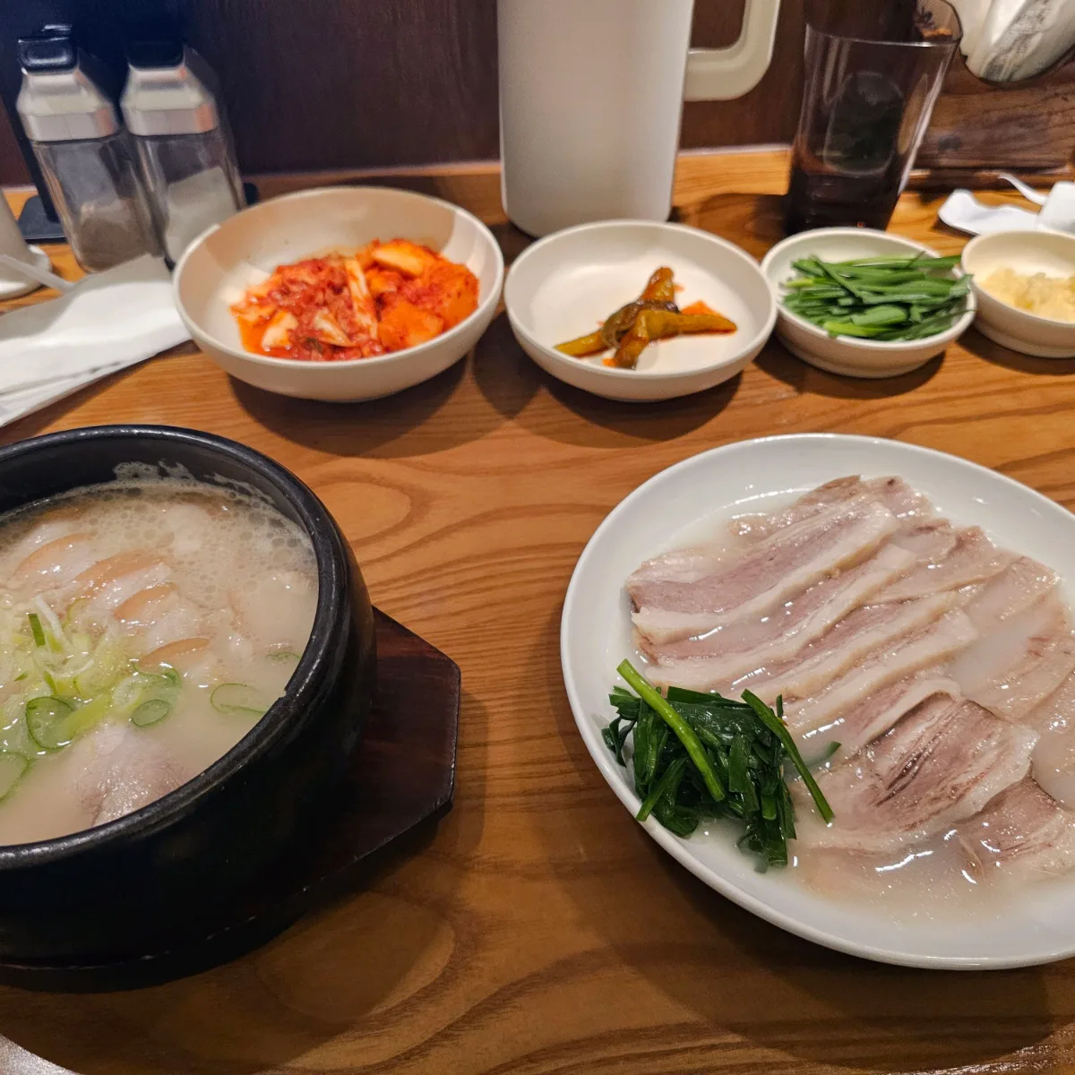 クッパと茹で豚肉の1人セット