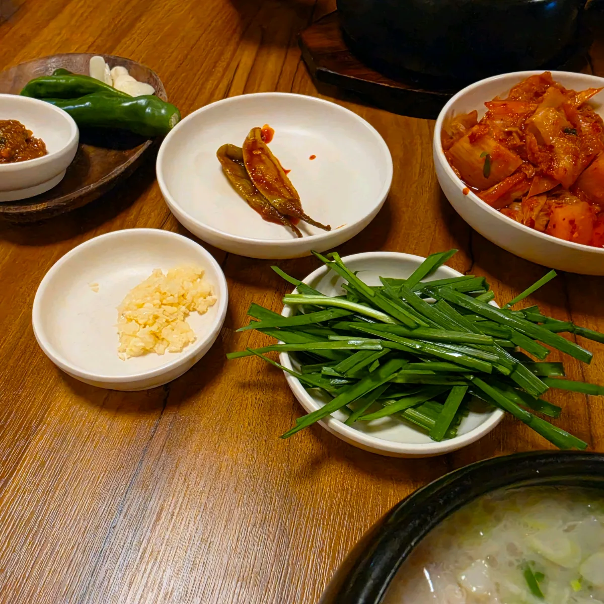 各種薬味とキムチが並ぶ食卓