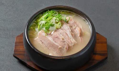 白いスープに豚肉スライスがのったクッパ