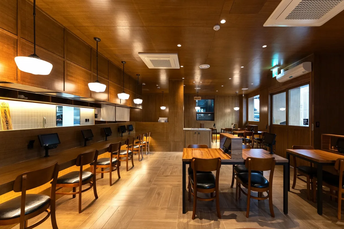 安木 聖水店 — 木目調の店内とペンダント照明