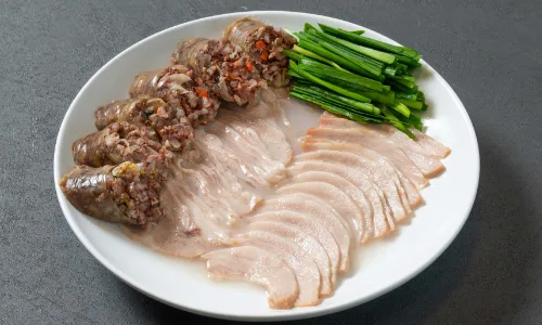 薄切り肉と青ねぎが盛られた皿
