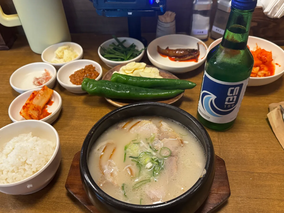石鍋クッパと薬味、お酒の瓶