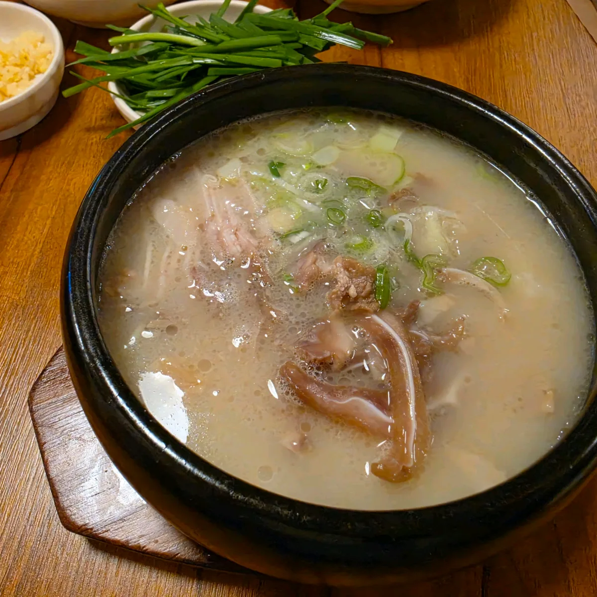 白濁スープに豚肉とニラが浮かぶ一杯