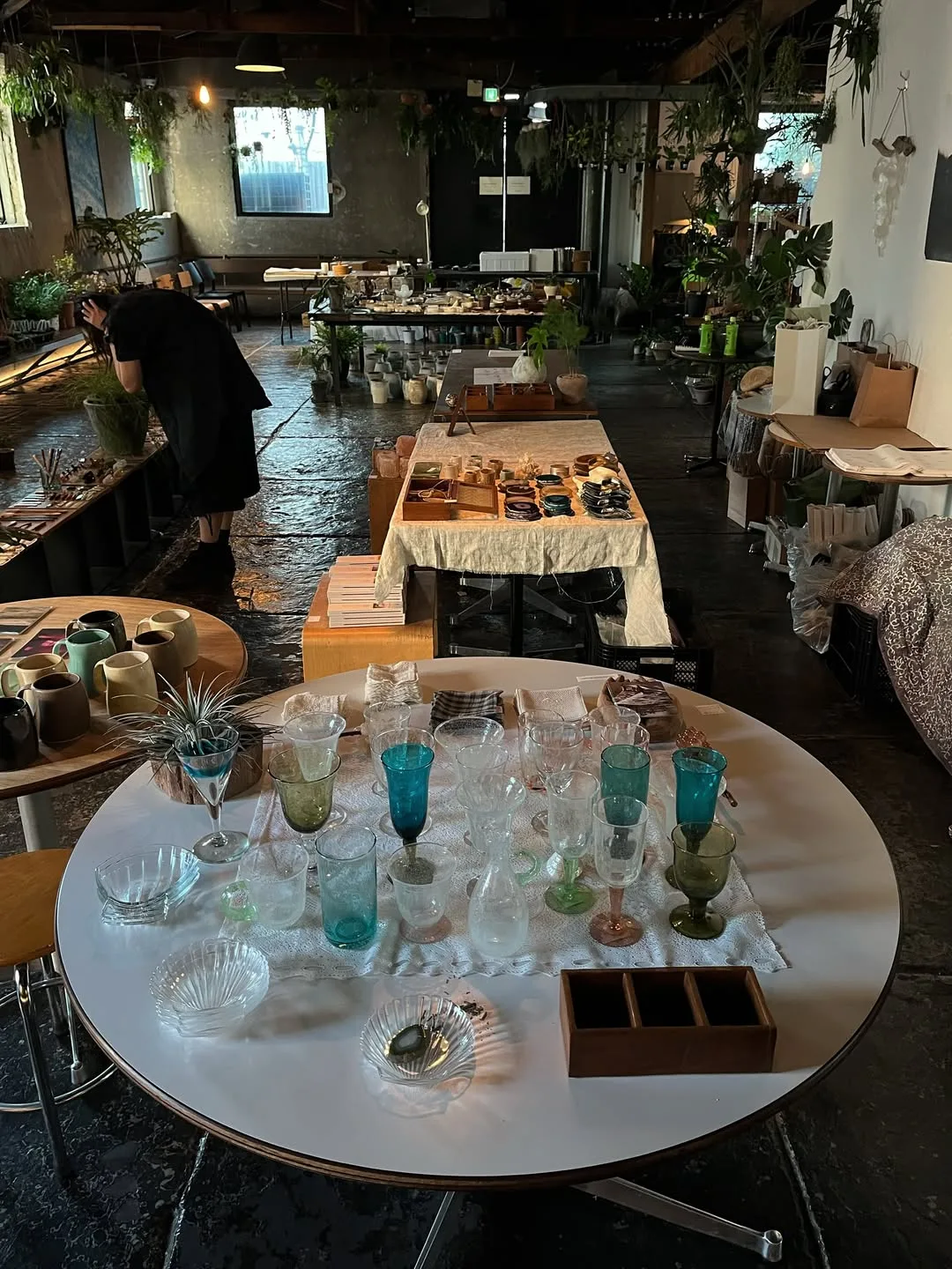 Anthracite Coffee 合井店 — 色ガラスが並ぶ店内テーブル