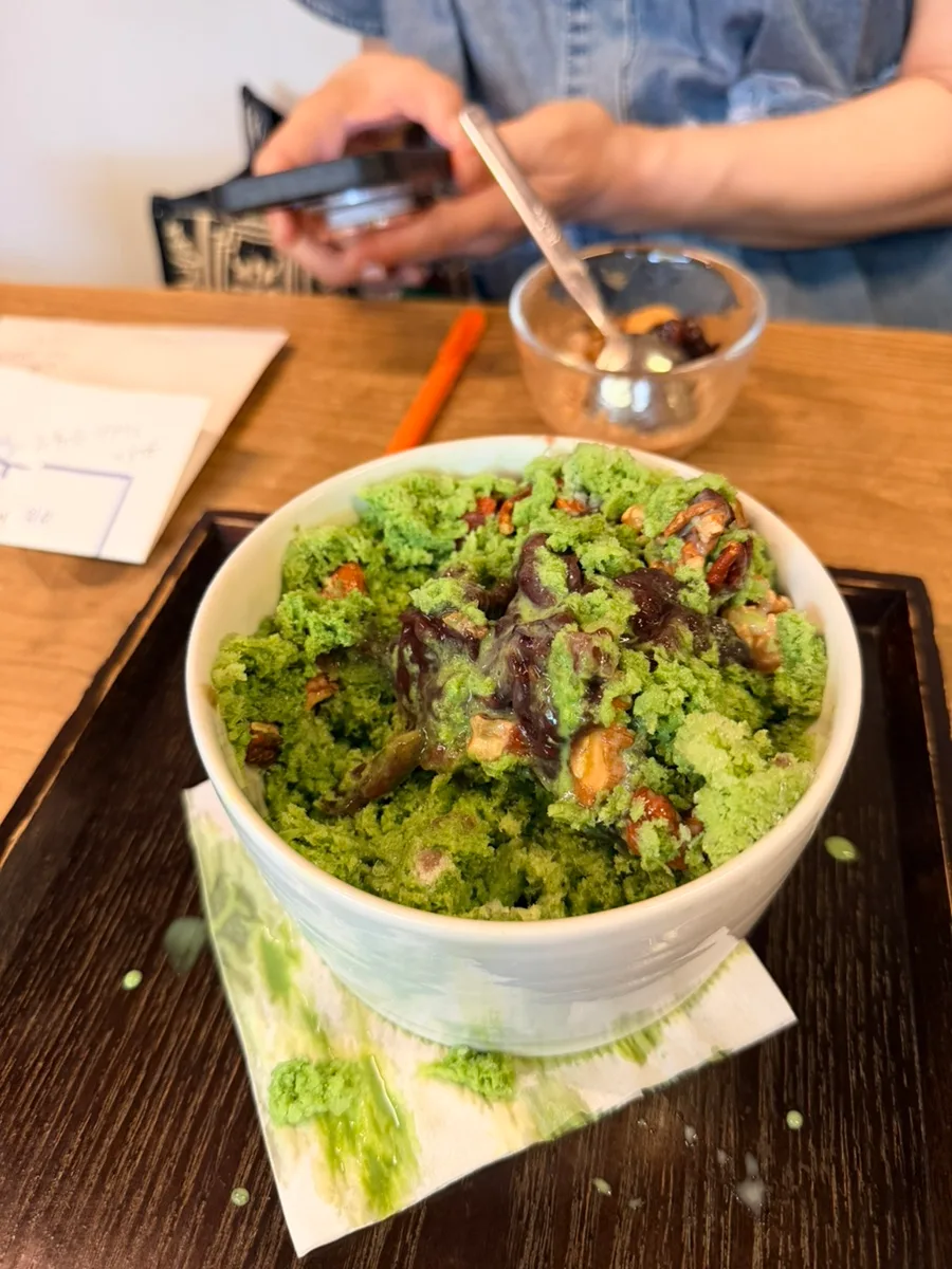 緑の氷に小豆とナッツをのせたピンス