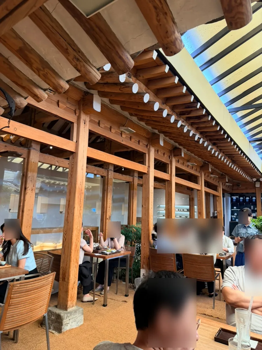 アルムダウン茶博物館 — 木の梁が続く韓屋の客席