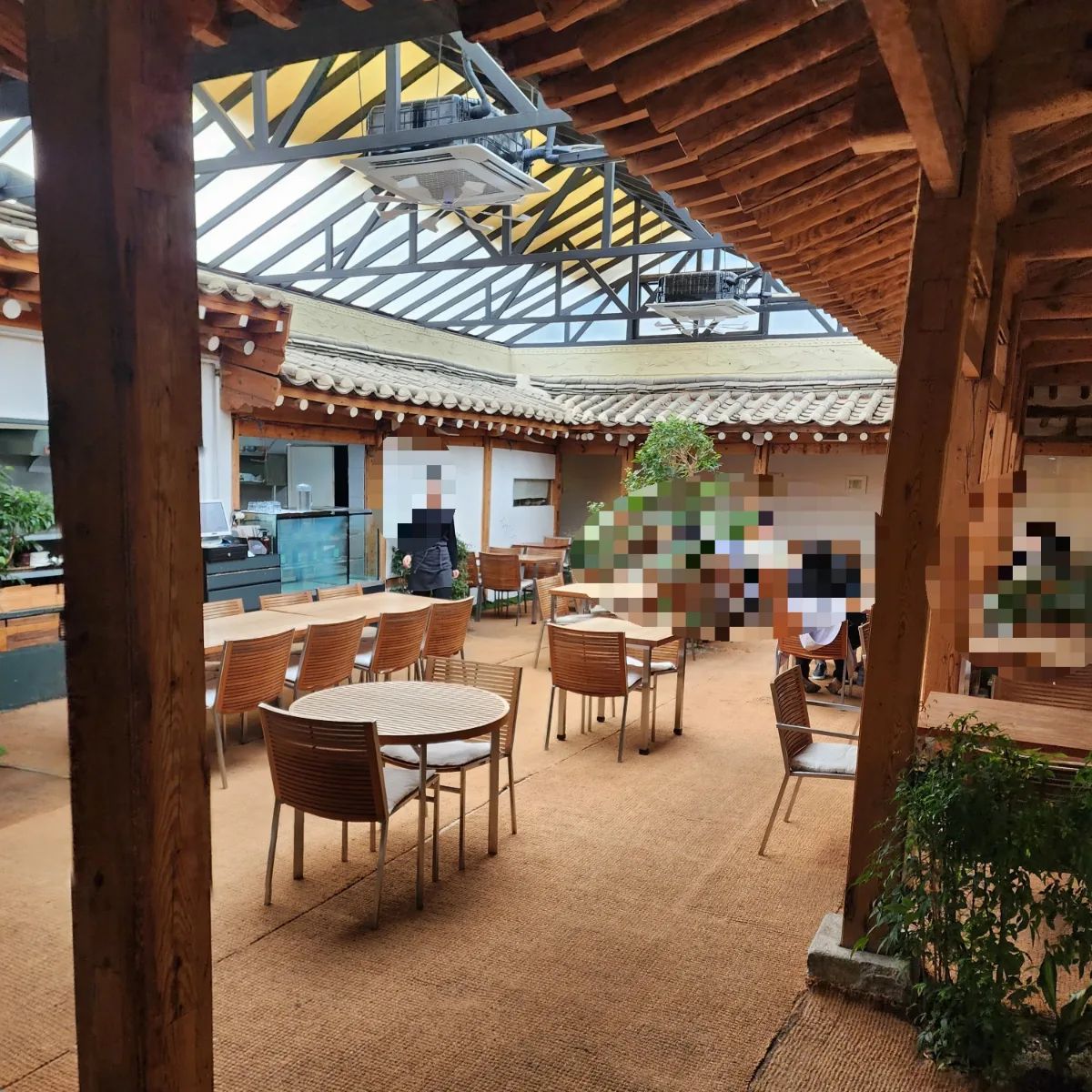 木の柱と瓦屋根の中庭席