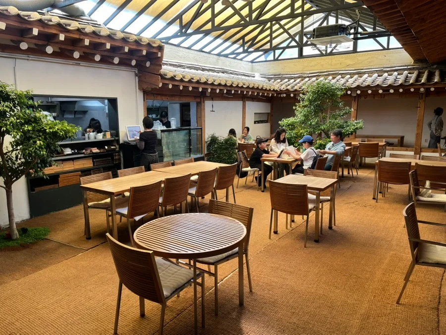 アルムダウン茶博物館 — 瓦屋根に囲まれた中庭席