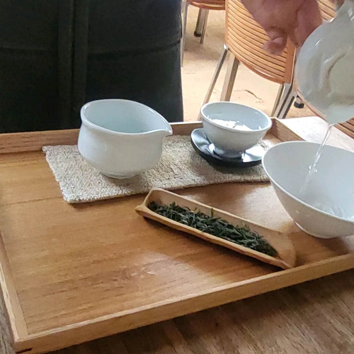茶葉と湯が運ばれてくるお茶のセット