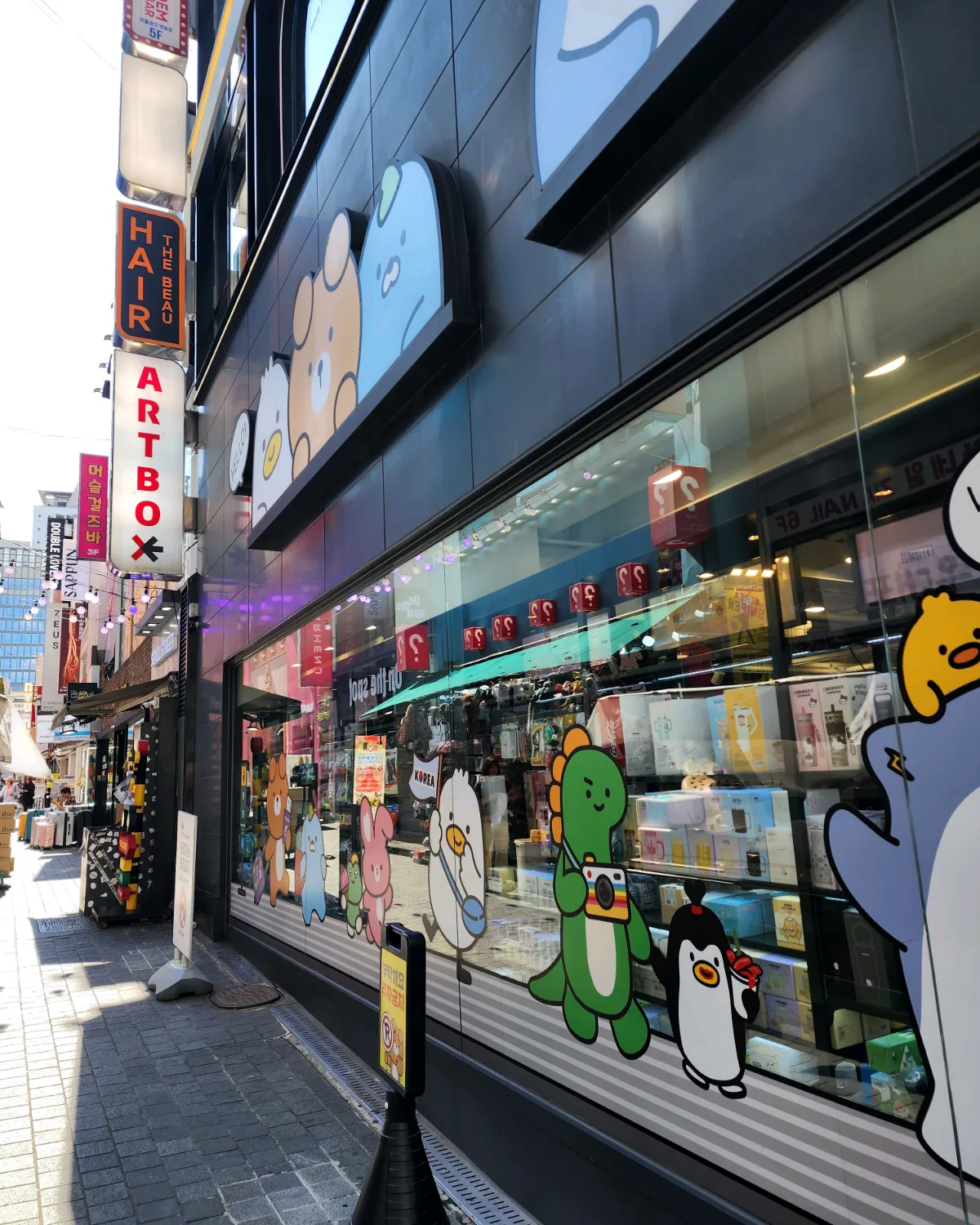 キャラクターで彩った店頭窓