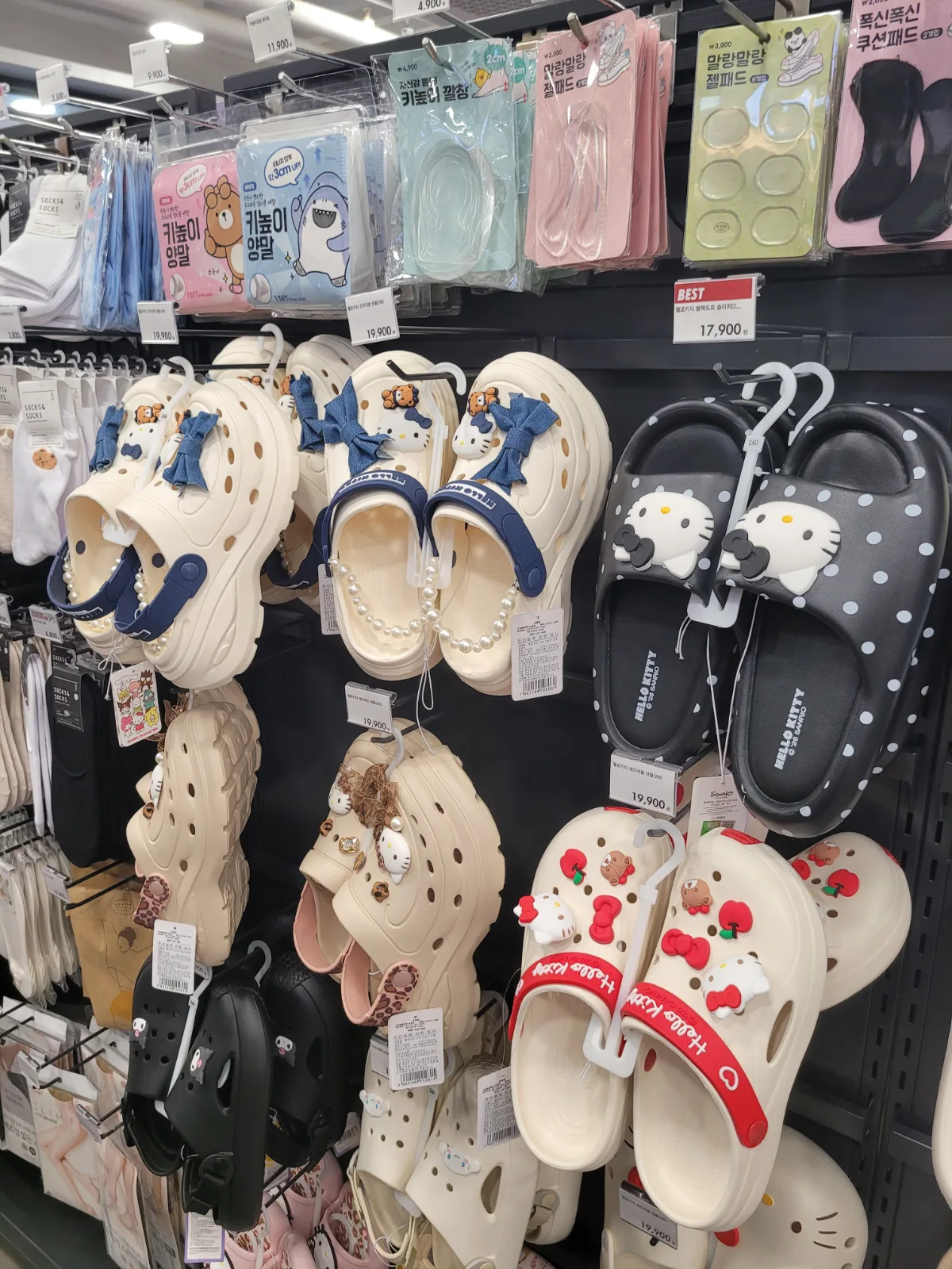 ARTBOX 明洞中央店 — キャラクターサンダルの棚