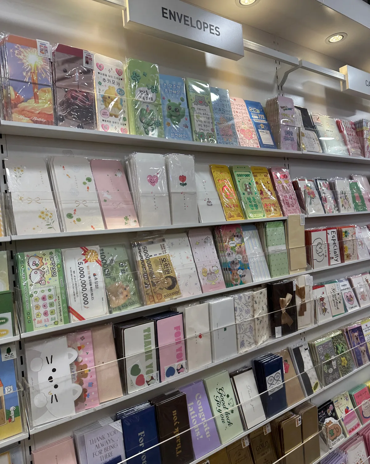 色とりどりの封筒売り場