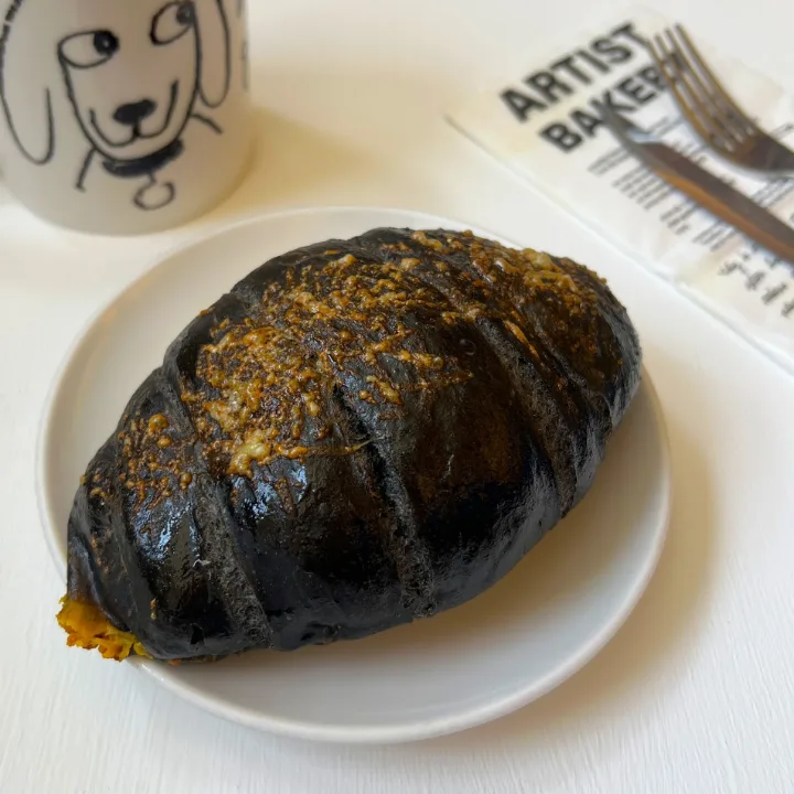 イカ墨チーズ塩パン