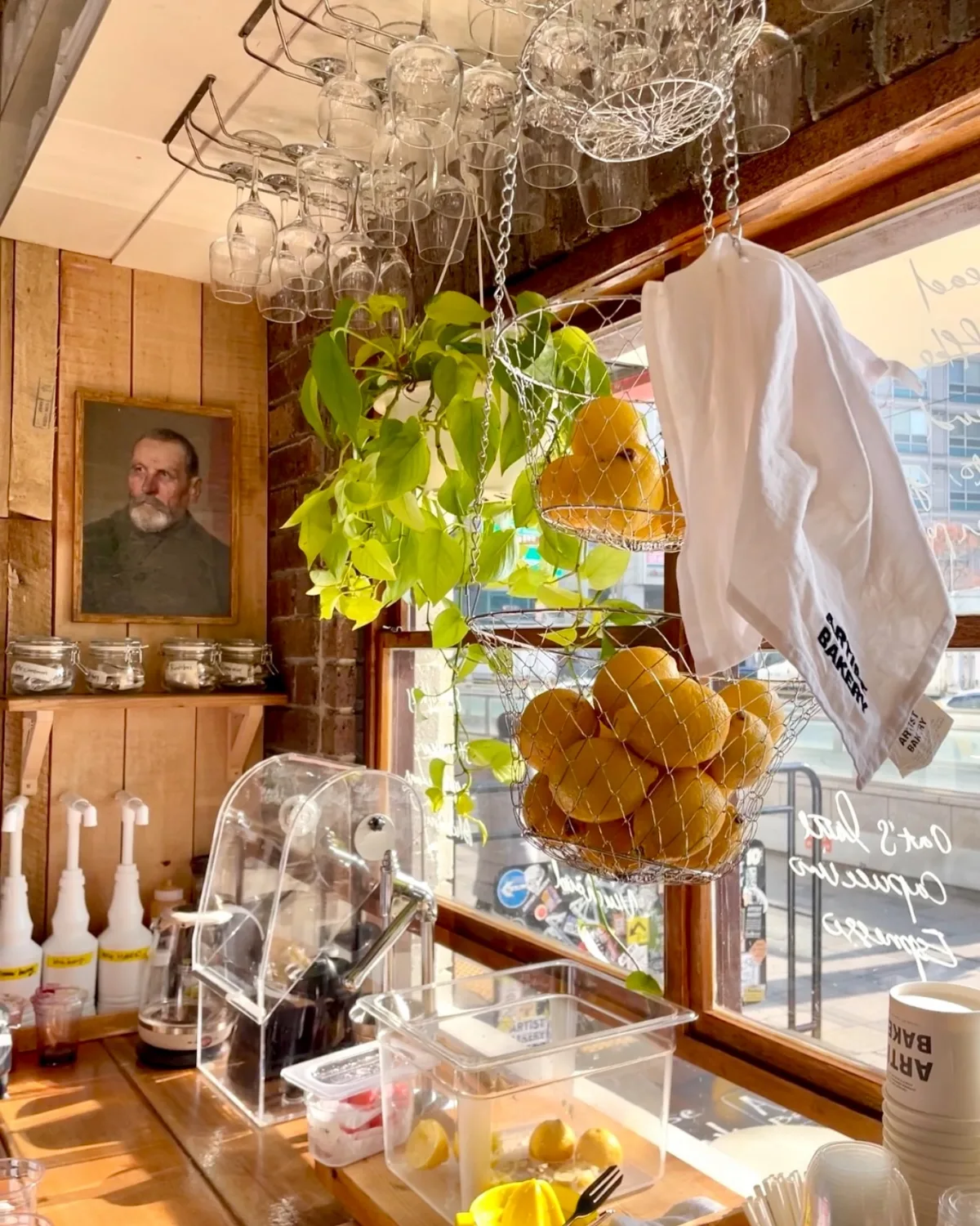 アーティストベーカリー 安国店 — 窓辺の植物と吊り籠