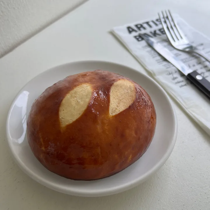 白い皿にのった丸いパン