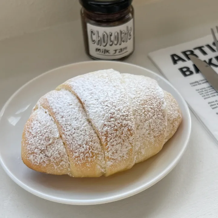 粉糖をまとったミルククリーム塩パン