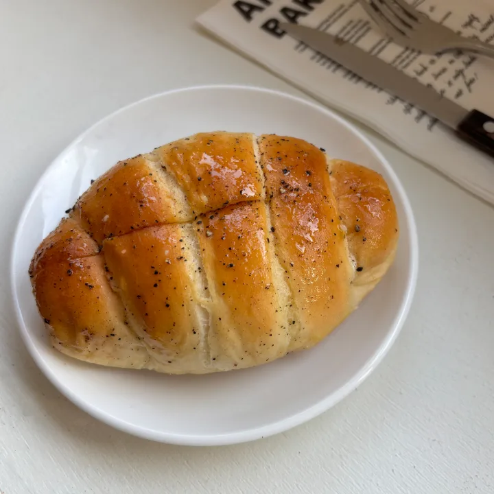 艶やかなトリュフ塩パン
