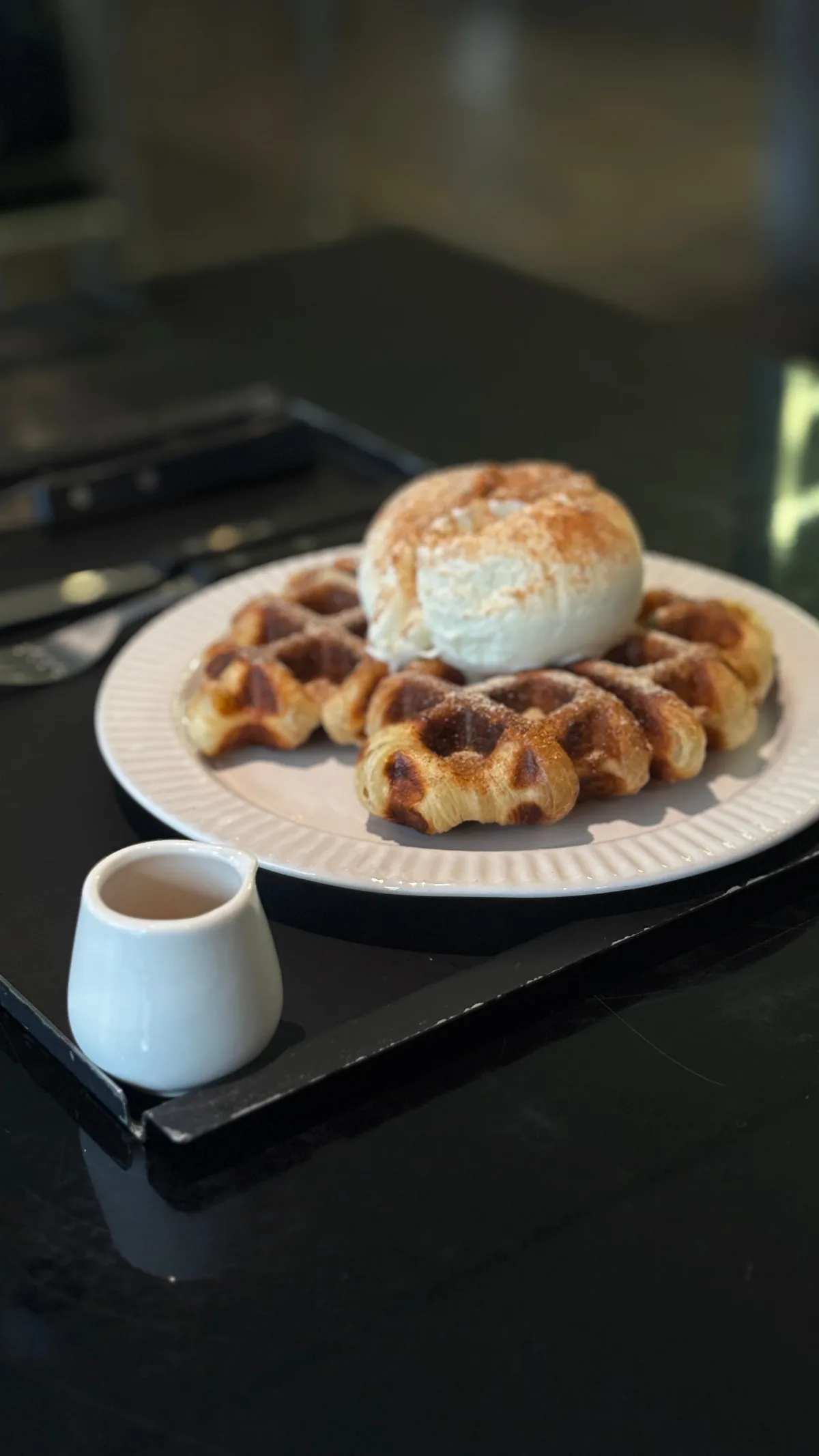 AUFGLET 漢南店 — アイスを添えた丸いクロッフル