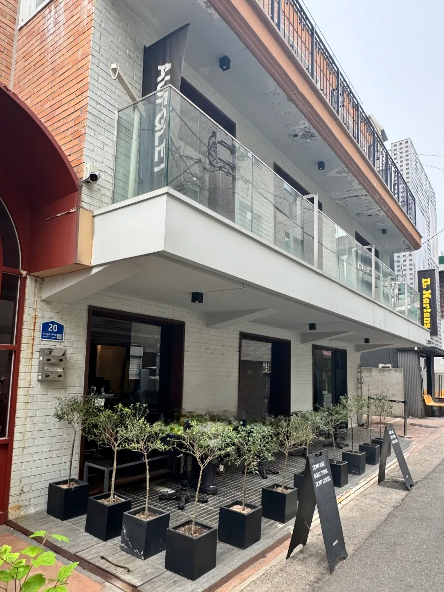 AUFGLET 漢南店 — 白壁とガラス手すりの店舗