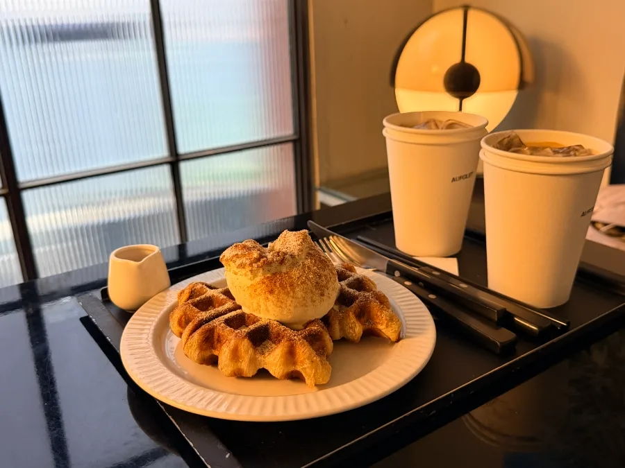 クロッフルと二杯のドリンク